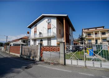 Stabile con 5 alloggi e autorimesse